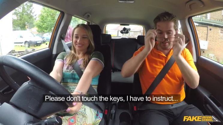 Ehliyet bahanesiyle arabada hocayı sikişe ikna ediyor